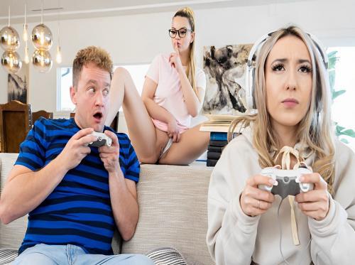 Chơi game quá say sưa cô gái bị bạn thân cắm sừng với bạn trai
